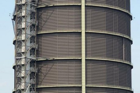 Der große Stahlturm des ehemaligen Gasometers in Oberhausen dient heute als Ausstellungsfläche.