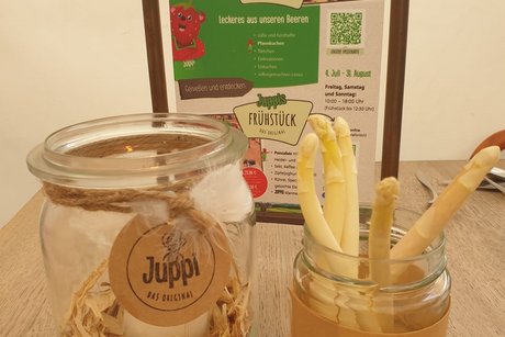 Juppis Spargelhof Dekoration