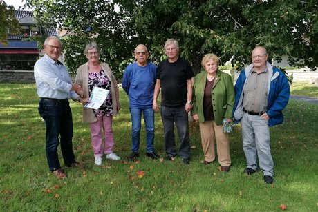 OV - Vorsitzender mit Jubilare auf einer Wiese