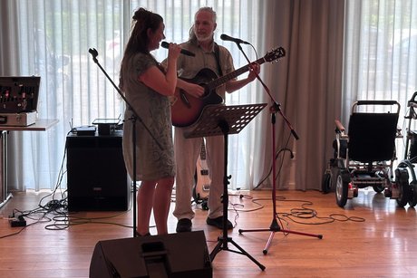 Sommerfest Die Musikgruppe "Red & Grey" bei ihrem Auftritt. Links die Sängerin, rechts die Begleitung an der Gitarre