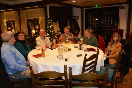 Teilnehmer Weihnachtsessen sitzen am Tisch