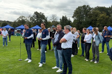 Eröffnung und Begrüßung Das Foto zeigt Vorstandsmitglieder der Volksbank, den Bürgermeister und den Vorsitzenden vom TuS Gahlen