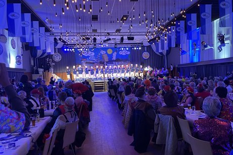 Festhalle Kreuzau mit Ballett auf der Bühne und vielen Mitgliedern