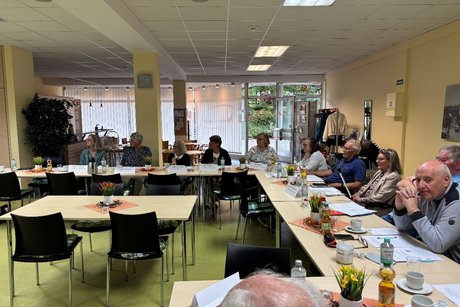 Menschen hören ein Vortrag