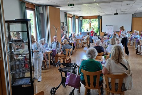 Alle warten gespannt auf die Ausführungen der Referendarin