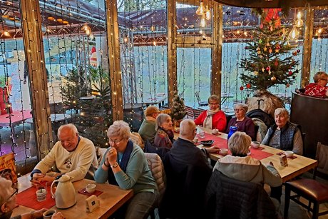 Mitglieder beim Kaffee trinken