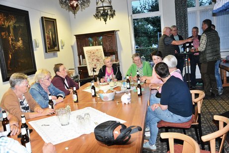 Menschen sitzen an einem Tisch und reden miteinander