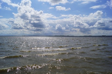 Der Dümmer See gezeigt wird das Wasser des Dümmer See´s mit einem wolkenverhangenem Himmel