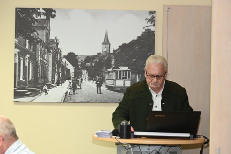 DJ Romantiker beim Pr&auml;sentieren der Musik