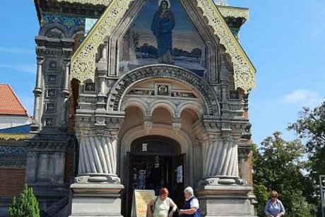 Zwei dicke Säulen stützen den mit einer Ikone und Goldbordüre verzierten Giebel über dem Eingangsportal der russisch-orthodoxen Kirche