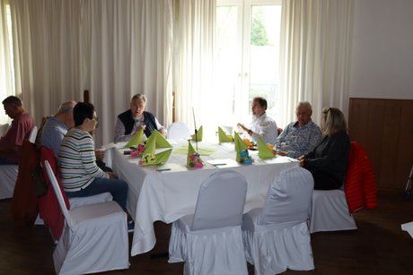 Jahreshauptversammlung 2026 Sechs Personen sitzen an einem großen Tisch und unterhalten sich.