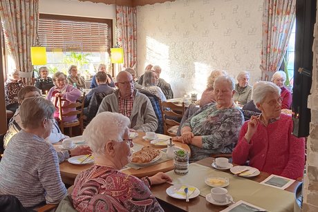Mitglieder an der Kaffeetafel