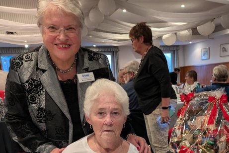 Marianne Thibaut und die Vorsitzende des Ortsverbandes Neunkirchen-Seelscheid Monika Franzke.