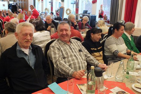 Zwei M&auml;nner und drei Frauen sitzen an einem langen Tisch.