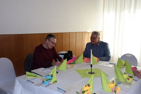 Jahreshauptversammlung 2026 Zwei Männer sitzen am Tisch und unterhalten sich miteinander.
