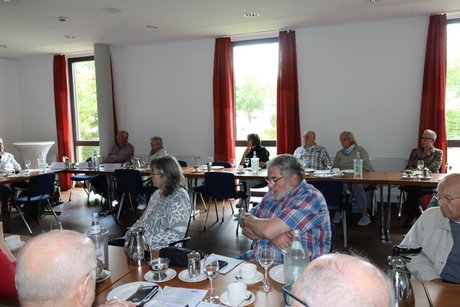 Jahreshauptversammlung 2026 Mehrere Personen sitzen an langen Tischen in U-Form