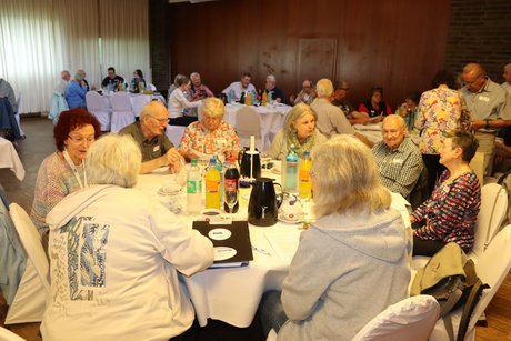 An mehreren runden Tischen sitzen Vorstandsmitglieder der VdK Ortsverb&auml;nde und unterhalten sich miteinander.