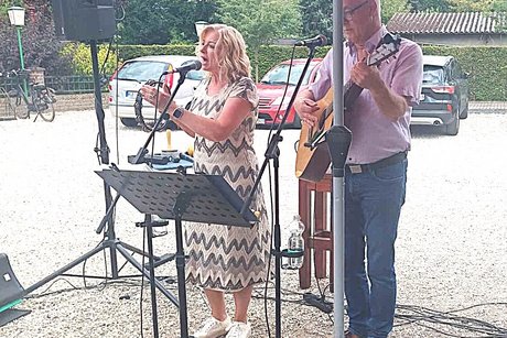 Das Duo H&ouml;rbar aus Bedburg-Hau unterhielt die G&auml;ste mit Musikklassikern aus Rock, Pop und Schklagern.