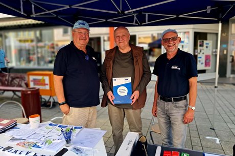 Menschen am Info-Stand