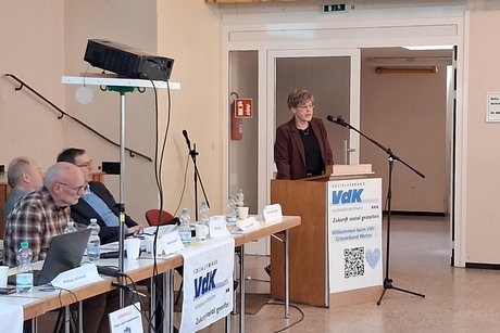 Frau R&uuml;b beim Vortrag des Gesch&auml;ftsbericht