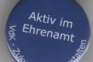 Blauer Button mit weißer Schrift Aktiv im Ehrenamt Zukunft sozial gestalten