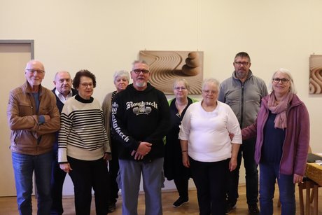 9 Personen stehen f&uuml;r ein Gruppenbild zusammen.
