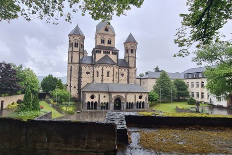 Vor der Kirche