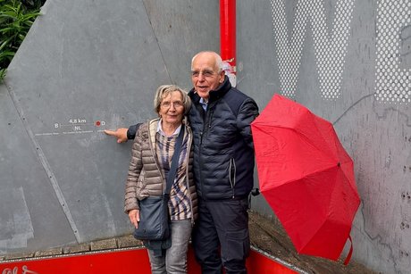 Eine Frau und ein Mann stehen f&uuml;r ein Foto zusammen.