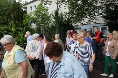 Grillnachmittag vom VdK Ortsverband Altendorf gemeinsam mit dem Ortsverband Borbeck. Nach dem Gruppenbild geht es zum Grillbuffet.