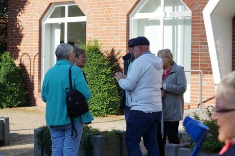 Menschen warten auf den Reisebus