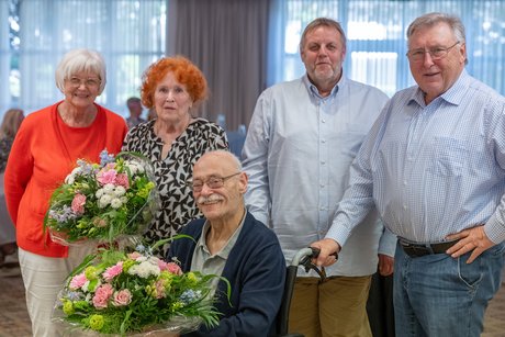 Gruppenbild, zwei Frauen, davon eine mit Blumenstrau&szlig; und zwei M&auml;nner stehend, davor im Rollstuhl mit Blumenstrau&szlig; VdK-NRW-Pr&auml;sident Horst V&ouml;ge.