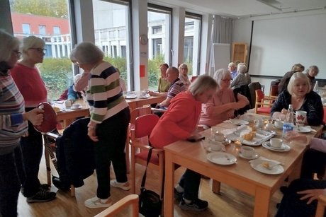 Treffen und Austausch bei Kaffee und Kuchen