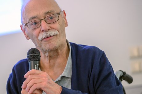 VdK-NRW-Pr&auml;sident Horst V&ouml;ge h&auml;lt ein Mikrofon in den H&auml;nden.