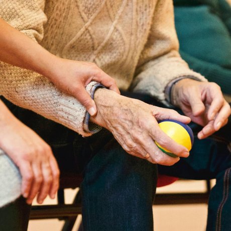 Person mit Ball in der Hand wird der Arm gehalten