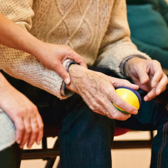 Person mit Ball in der Hand wird der Arm gehalten