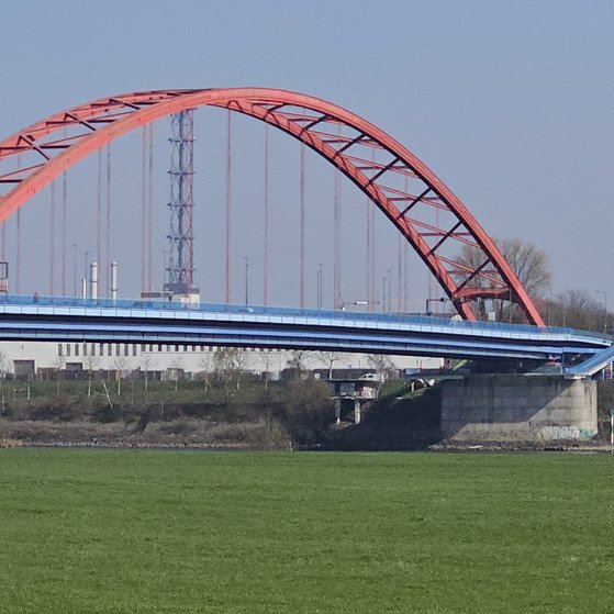 Die Br&uuml;cke zwischen Duisburg und Rheinhausen bei Tag