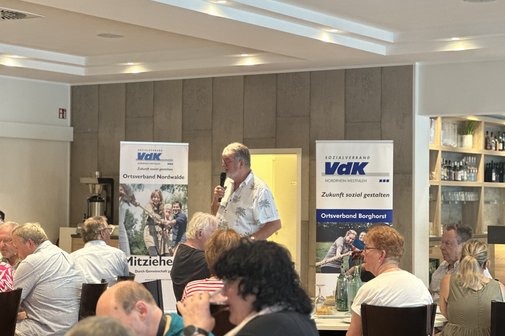 Sommerfest Klaus Meiers stehend begrüßte die VdK Mitglieder