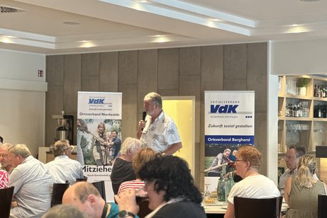 Klaus Meiers stehend begr&uuml;&szlig;te die VdK Mitglieder