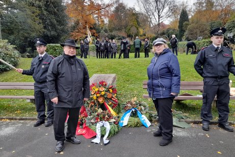 Der Ortsverband Wetter des VdK legte einen Kranz nieder zum Gedenken an die Kriegsopfer.