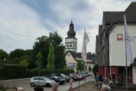 Menschen hören einen Vortrag