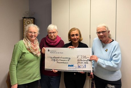 Ein gro&szlig;er Scheck mit einer Summe von 220 Euro wird &uuml;berreicht. Alle stehen hinter dem gro&szlig;en Scheck.Au&szlig;en links steht die Frauenbeauftragte Christel Braun, daneben die Vorsitzende des Vereins Hilfe f&uuml;r Frauen e.V. gefolgt von G&uuml;ls&uuml;m Erden und ganz rechts au&szlig;en Ursula Busch, stellvertretende Vorsitzende des VdK Kreisverbandes M&uuml;lheim an der Ruhr