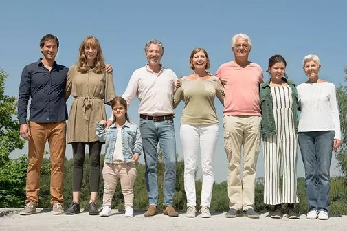 Acht Personen verschiedenen Alters