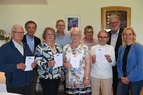 Den Jubilaren im Ortsverband Mettingen wurde eine Urkunde übergeben