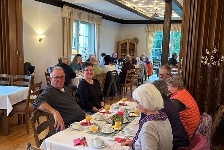 Ausschnitt Teilnehmer am Advents-Fr&uuml;hst&uuml;ck im Saal Meermeier