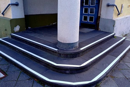 Eingangsstufen Bezirksverwaltungsstelle Neuwerk Das Bild zeigt drei dunkle Eingangsstufen mit optisch hellem Rand.
