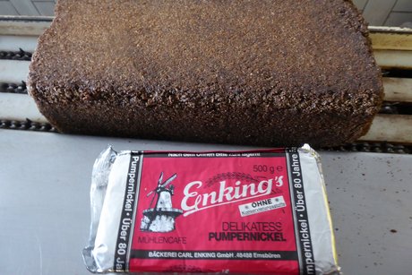 Pumpernickelbrot einmal verpackt, einmal unverpackt