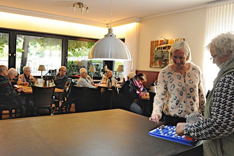 Bingo Kugel für Kugel rollte aus der Trommel ...