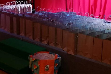 Auf dem Bild sieht man die vielen , selbstgemachten, gefullten Geschenket&uuml;ten