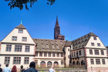 Ansicht eines deutschen Palais in Straßburg von der Flußseite; im Hintergrund ist der Turm des Straßburger Münsters zu sehen.