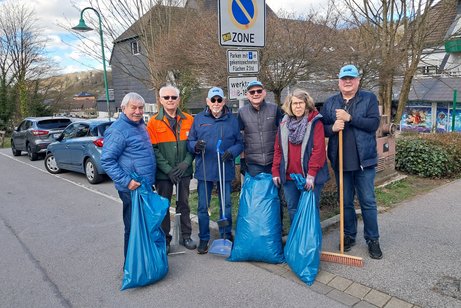 Mitglieder sammeln Müll
